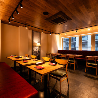 スタイリッシュでナチュラルな雰囲気が漂う広々とした店内