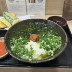 Honkakuha Hakata Udon Hasida Taikiti - 梅とろわかめうどん（かしわ天付き）¥1030