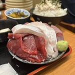 Uosai Hazama - ▪️まぐろカマ焼き定食(刺身3品付)¥1.600
      ▪️ツナマヨ¥100
      　※後会計　現金のみ？