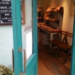 アンファミーユ - 可愛らしいエントランス。奥に見える壁側の棚には焼き菓子が♪♪