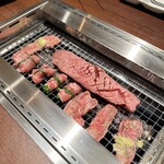 焼肉食べ放題 カルビとタン - 真ん中が焼けやすいから、タン1本は端で焼いた方が良い