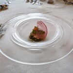 マダム・トキ - 青森県産桜マスのフュメとそのムースリーヌ フレッシュプティポワのピュレ
