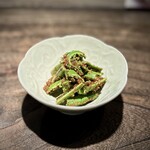 手打ち蕎麦 成冨 - 昨年もいただいた、こごみの胡麻和え。
            シャキシャキのこごみに、胡麻は相性抜群ですね。