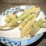 手打ち蕎麦 成冨 - バリエーションがとっても豊かな、山菜の天ぷら。
「美味しい！」しか出てこない(^^)