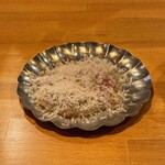 イザカヤ呑楽ネコ - 桜鯛のマリネ ペコリーノロマーノ