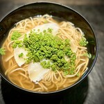 手打ち蕎麦 成冨 - じゃーん！
            花山椒鍋ももちろんいいですが、個人的には、あそこまでもっさり食べなくていい(^^)
            だって、これでも十分にピリリ。
            柔らかい鰹出汁とお蕎麦が、それをほんのり和らげて、いい美味しさ！