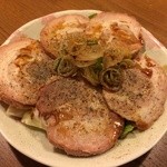 麺通 - おつまみちゃーしゅー 350円卓上黒胡椒かけたあと