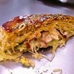 Hiroshima sutairu okonomiyaki kujira - 肉玉　モチ　断面