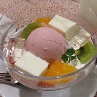 三田屋本店 箕面小野原 - デザート。いちごアイスにミルク寒天。