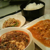 四川料理 龍の子 - NO1：棒々鶏とNO4：麻婆豆腐。セットの漬物とごはん。