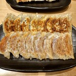 Gyouza Hohei - Ｗ餃子定食のハーフ&ハーフ。奥の列がニンニク、手前の列が生姜。