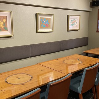 絵画と美食を一堂に。温かみのある空間で寛ぎのひと時