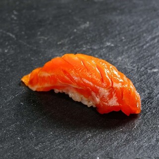 新鲜的鱼和红醋米饭是一大看点 ◎价格合理的正宗饭团寿司