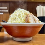 ラーメン二郎 - ラーメン ブタ1枚入り 900円 ※コールは「ニンニク、ヤサイマシ」
            2024年4月9日