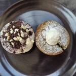 アン ベイク - ホワイトチョコサワークリームとクリーム抹茶マフィン