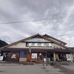 キッチン トット - 店舗外観
      このお店の両隣のお店が休みなのか
      今日は混んでるねえ
      
      しかし普段から混んでてもおかしくない
      味わいと高コスパなんだけど
      何故か地元の方には知られてないと思われる