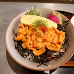 キッチン トット - ◯雲丹雲丹丼
      ムラサキウニではなくて
      より高級なバフンウニがガッツリと載ってるなあ♪
      
      そして出汁巻き卵と紫蘇の葉、蕪が載っている
      
      馬糞雲丹の壮観なビジュアル❕