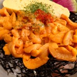 キッチン トット - 雲丹軍艦に換算すると10貫分はあると話されてた
      
      食べてみるとミョウバンの渋みや苦さの影響は
      僕の舌では分からなくて
      濃厚な馬糞雲丹の旨味が広がって至福だねえ❕
      
      チビチビ食べなくて良いのはありがたい