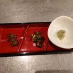 キッチン トット - ◯ニラとネギ
      醤油、味醂の他にもセロリの味わいが良い感じに効いていて
      面白くてピリ辛感もあり美味しいなあ
      
      ◯南蛮味噌
      郡上味噌の酸味を感じるなあ
      ピリ辛な味わいで
      旨味、甘味があっていい味変にはなる