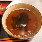 キッチン トット - ◯ワカメスープ
      わかめと細切りの食感が残された人参
      アラの出汁と胡麻の味わいが美味しい