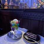 喫茶 ソワレ - ゼリーポンチ¥750
      ラムレーズンのケーキ¥450