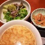 瀧谷飯店 - スープは鶏がらエキス？なのか、ふくよかな旨味にふわふわ卵とエノキ入り♪香味油の効いた細切りザーサイや、サッパリ軽やかなドレッシングのサラダもいい味～