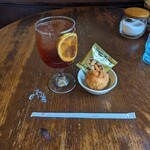 コロンボセカンド - アイスティーとお茶請け。