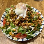 菱田屋酒場 - 春菊と挽肉のピリ辛サラダ