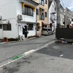 パンダお好み焼き - 外観（道路向かいに駐車場2台分とお店左手のカラーコーン部分が駐車場みたい）