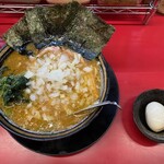 豚骨醤油ラーメン 王道家 - ラーメン　玉ネギ、燻製玉子トッピング