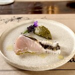 Nonna Nietta - 鰆の藁焼き、 葉にんにくピューレ
      燻製香ばしくてうめえええ！しっとり！！
      葉大蒜ペーストが上品な感じでめちゃくちゃ良い感じ！！素晴らしい！！！マジでうめえええ！このペースト他のでも出して欲しい！！