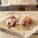 Nonna Nietta - 18ヶ月熟成クラテッロ 12ヶ月熟成カポコッロ
      左の方が脂身多くて好き！
      右のは癖があって酒に合って好き！
      生ハムに恩恵を感じない私ですら美味しいから生ハム好きにはたまらないわよ。酒に合うわー！最高！