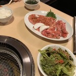 Yakiniku Takayama - ロース定食のサラダ、スープ、お肉、追加の中落ちカルビ