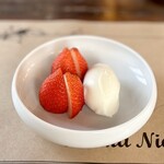 Nonna Nietta - 甘酒アイスめっちゃうめえええええええ！苺も大きくて良いやつだ！