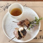 Nonna Nietta - ホロホロ鶏 焼き鳥
      ぎゃー！！！！めっちゃうめえええええええええ！
      マジで最高！マジうめえ！
      素晴らしい！！特にレバと砂肝！
      ジューシーじゅわああ！スープもマジうめえ！