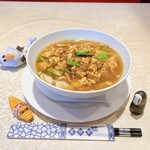 楽楽 - 平日ではないので単品にて
            麻婆刀削麺 980円