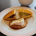 コーヒーハウス - こだまのどら焼き　ホテル特製パンにカマンベールチーズ
