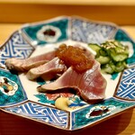 丸萬寿司 - ◎ケンケン鰹（和歌山）藁焼き・玉葱醬油。一本釣りの初鰹。藁焼きの香りと凝縮された旨味が広がる一品。辛子が味を引き締めます。