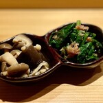 丸萬寿司 - キノコとのらぼう菜のお浸し。箸休めにピッタリの優しいお味。