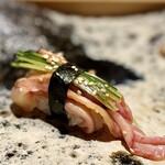 丸萬寿司 - 雲丹の代わりに……赤貝のひもを握っていただきました(ღ*ˇ ˇ*)｡o♡ 食感と磯の香りが最高！ため息が出る美味しさです✨