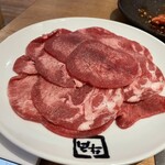 牛角 - 牛タンを2人前づつオーダーしましたが出てくるのは1人前ぐらいだけどホントに2人前ぐらい出てくる時があります。後半にこれやられると次のオーダー1人前か2人前にするか悩む。笑。ご馳走様。