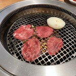 牛角 - 食べ放題だから贅沢に一気に4枚焼きにします！単品だったら1枚づつ焼きます。笑。食べ放題ならではの醍醐味ですね！