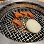 牛角 - 熟成王様カルビはハサミで先にカットしてから焼くのが自分流。玉ねぎも必要です。