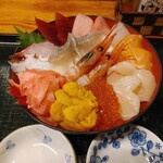 みなと食堂 - こんなことありますか？って言いたくなる圧巻の丼