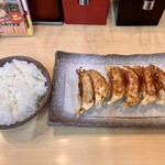 Hakata Nagahama Ramen Yumekaidou - 餃子定食1100円の餃子とご飯。