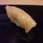 鮨 田可尾 - 鰤　握りも奇麗ですけど、味わいも、とろける美味しさです（承認済み）