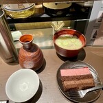 Merouya Den - お通し（お味噌汁）、ケーキ（常連さんからのおすそ分け）