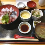sukiyakishabushabukaisekiryouriazuki - 海鮮丼