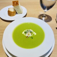 かもめのイタリアン - グリーンピースのスープ　お水はガス入り‼︎