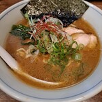 らぁめん 欽山製麺所 - 近影。糸唐辛子が色を添えて　美味しそうなルックスだ。